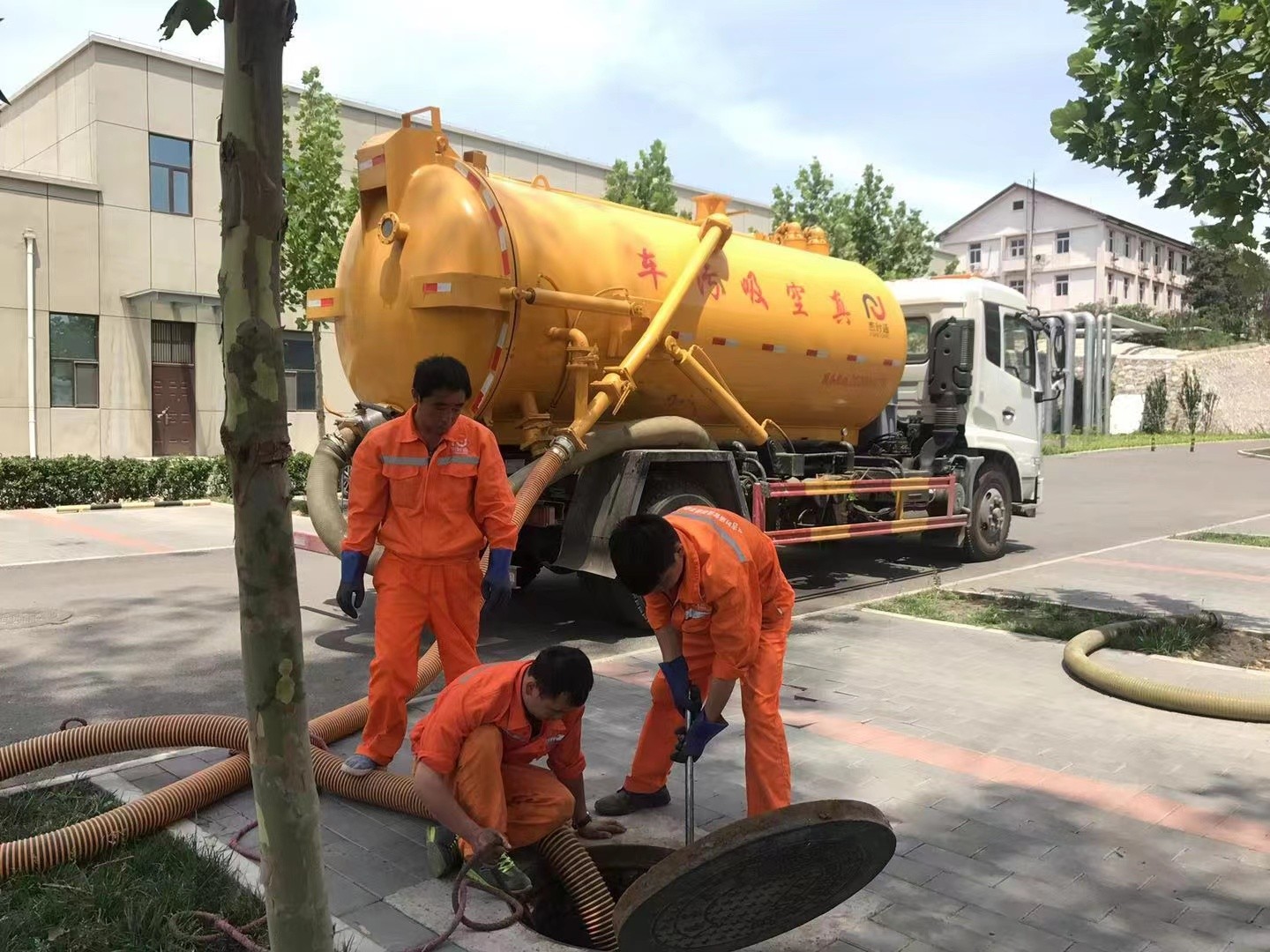 胡场镇管道疏通车停在窨井附近