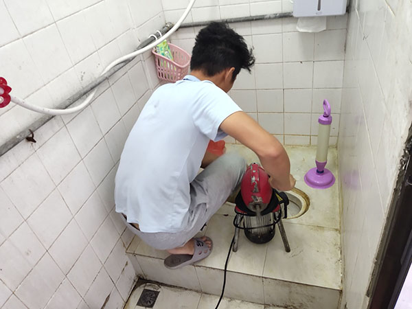 胡场镇管道堵塞冒臭气 专业师傅现场解决问题
