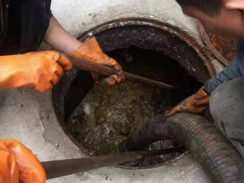 胡场镇清理化粪池时如何避免沼气的危害？